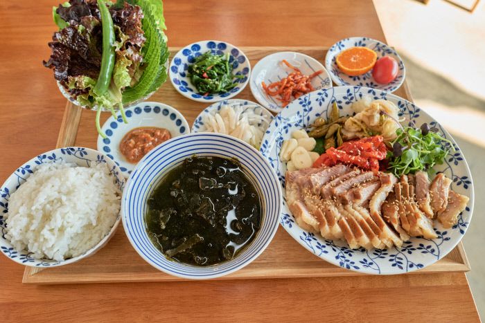 전통 된장과 향신료로 보드랍게 삶은 수육과 잘 지은 밥과 반찬을 ‘1인’에게도 내준다.