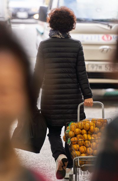 유자청을 만들려고 산 걸까. 카트 가득 유자를 싣고 가는 이가 눈에 들어왔다.
