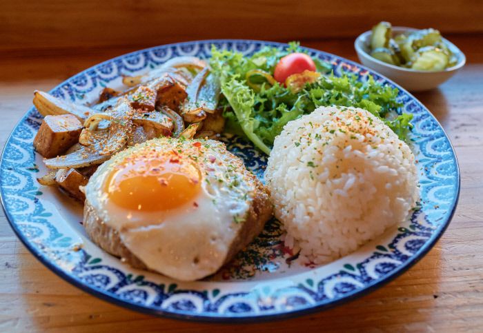 남해 명물 마늘과 지역 한우를 활용한 햄버그스테이크.