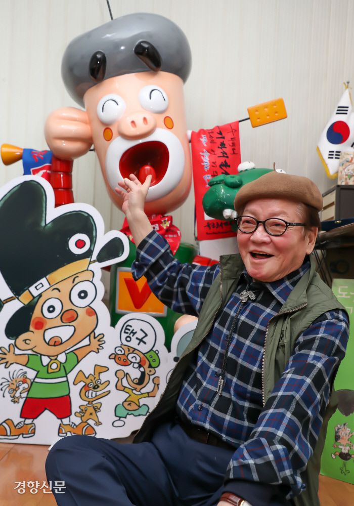 만화가 신문수 화백이 경기 성남시에 있는 자신의 작업실에서 주간경향과 인터뷰하고 있다. 이상훈 선임기자