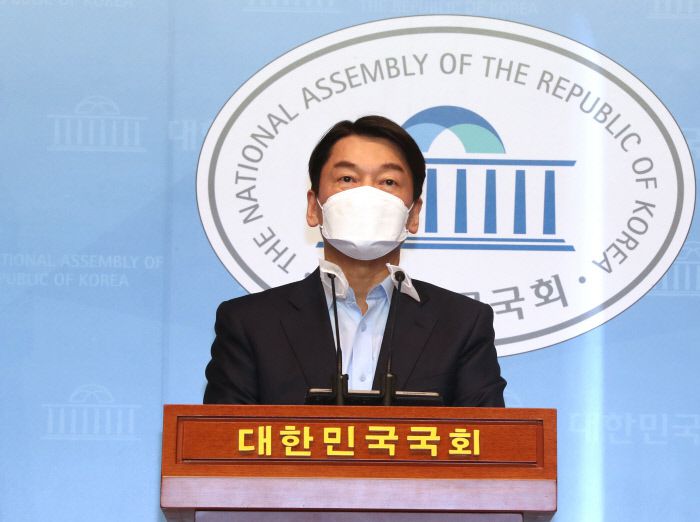 안철수 국민의당 대표가 지난 20일 국회 소통관에서 기자회견을 열고 서울시장 보궐선거 출마를 선언하고 있다. 연합뉴스