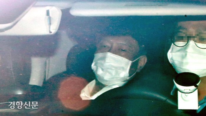 법무부 검사징계위원회가 윤석열 검찰총장에 정직 2개월 처분을 내린 16일 오후 윤 총장이 차량을 타고 서울 서초구 대검찰청으로 들어가고 있다. 권도현 기자