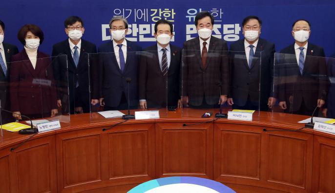 정세균 국무총리, 이낙연 더불어민주당 대표, 노영민 청와대 비서실장 등이 27일 국회에서 열린 고위 당정협의회에서 기념 촬영을 하고 있다. 왼쪽부터 한정애 민주당 정책위의장, 김상조 청와대 정책실장, 노 비서실장, 정 총리, 이 대표, 김태년 원내대표, 홍남기 경제부총리. 연합뉴스