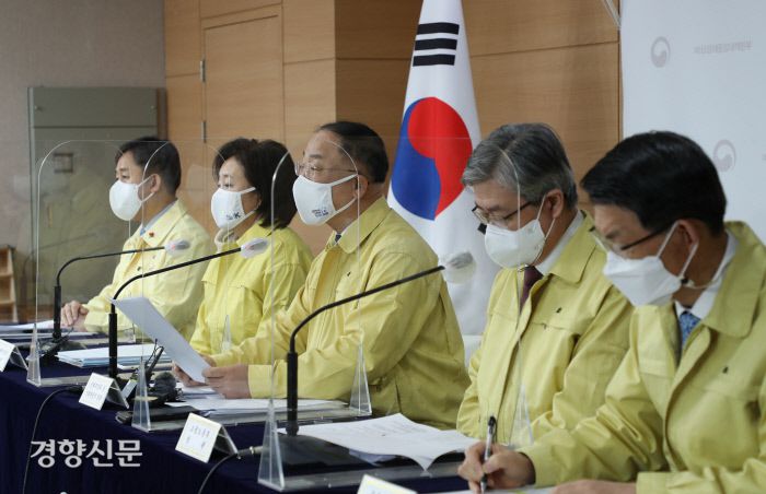 홍남기 경제부총리 겸 기획재정부 장관이 29일 오전 종로구 정부서울청사 브리핑실에서 긴급재난지원금을 비롯한 코로나19 확산에 대응한 맞춤형 피해지원대책을 발표하고 있다. 왼쪽부터 양성일 보건복지부 제1차관, 박영선 중소벤처기업부 장관, 홍 부총리, 이재갑 고용노동부 장관, 은성수 금융위원회 위원장. / 이석우 기자
