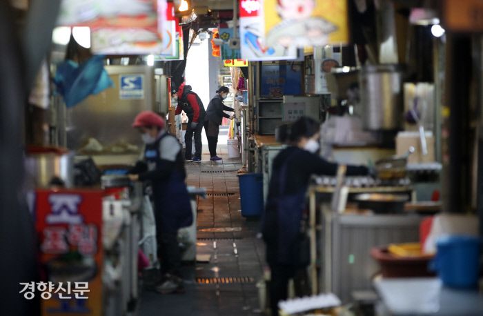 29일 서울 중구 남대문시장 식당골목에서 상인들이 음식을 조리하고 있다.  / 권도현 기자