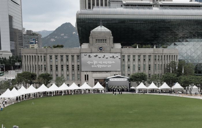 2020년 7월 서울광장에 마련된 고 박원순 서울시장 시민분향소. 김창길기자