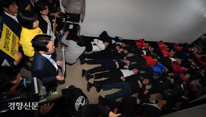 2019년 4월 여당이 패스트트랙(신속처리안건) 지정을 시도하기로 한 가운데, 행정안전위원회 회의실 앞에서 저지 농성을 벌이는 자유한국당 의원과 당직자들이 바닥에 누워 있다. / 이준헌 기자