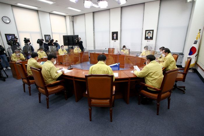 더불어민주당 최고위원회의가 4일 오전 국회에서 이낙연 대표 주재로 열리고 있다. |연합뉴스