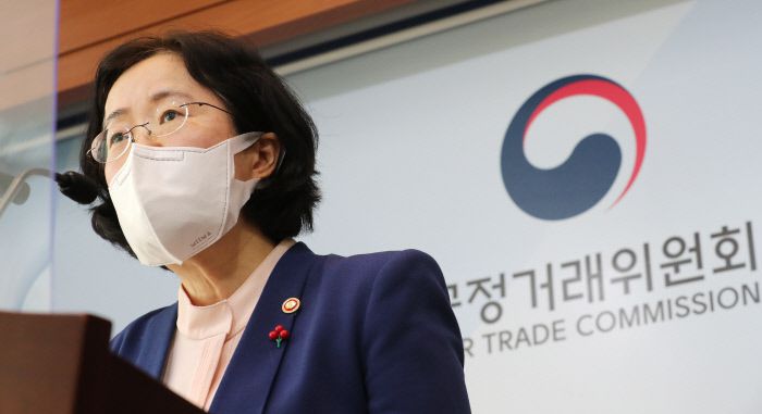 조성욱 공정거래위원장이 지난해 12월 정부세종청사에서 배달앱 기업결합 조건부 승인과 관련해 브리핑하고 있다. 연합뉴스