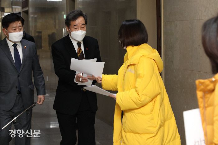 더불어민주당 의원총회가 열리던 1월 7일 오후 국회 회의실 앞에서 정의당 의원들이 온전한 중대재해기업처벌법 제정을 촉구하며 이낙연 대표에게 호소하고 있다. / 국회사진기자단
