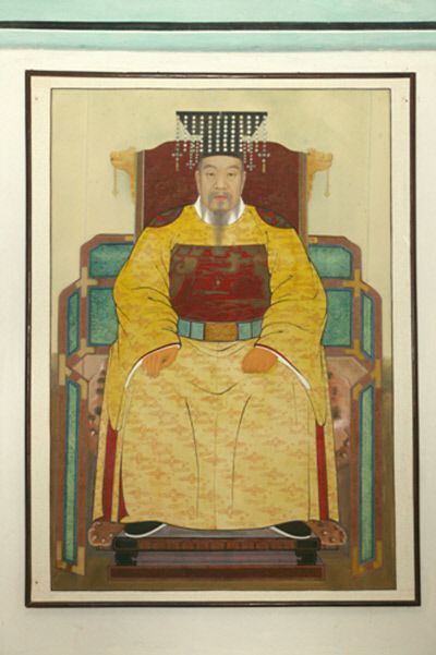 북한측이 그린 고려 태조 왕건의 영정.