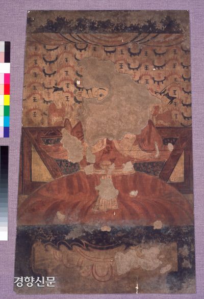 감신총 벽화의 인물 뒤에 드리워진 비단장막에 왕(王)자가 수도 없이 쓰여있다. 인물이 임금일 가능성이 짙다는 뜻이다.|국립중앙박물관 소장