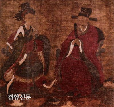 공민왕과 노국공주의 부부초상화로 알려진 그림. 조선조들어 고려 역대 국왕과 왕비 초상화들은 수난을 당했지만 공민왕의 초상화는 화를 면한 것으로 보인다. 공민왕은 변방세력에 불과한 이성계의 아버지(이자춘)에게 삭방도만호 겸 병마사라는 벼슬을 내림으로써 중앙무대로 진출시켰다. 조선을 건국한 태조 이성계는 1395년(태조 4년) 종묘를 만들면서 공민왕의 영당을 곁에 세우고 그의 초상화를 받들었다.|국립고궁박물관 소장