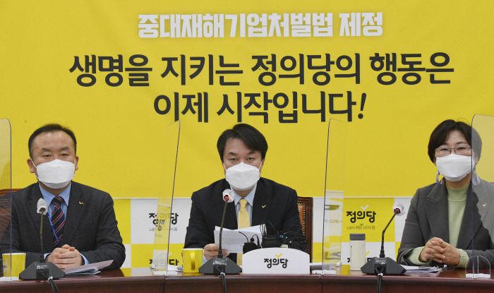 김종철 정의당 대표(가운데)가 11일 국회에서 열린 대표단회의에서 발언하고 있다. 연합뉴스