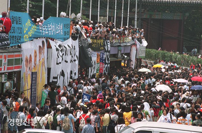 지난 2001년 6월 서울 장충체육관에 모여 있는 H.O.T 팬들. 기사 내용과는 관련 없음. 경향신문 자료 사진