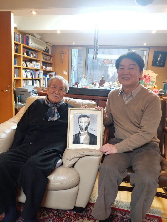 국민의당 안철수 대표가 2012년 자신의 대선후보 자진사퇴를 맹비난했던 김동길 연세대 명예교수를 1월 9일 만나 에이브러햄 링컨 전 미국 대통령의 사진액자를 선물받았다고 1월 10일 페이스북을 통해 밝혔다. / 안철수 페이스북