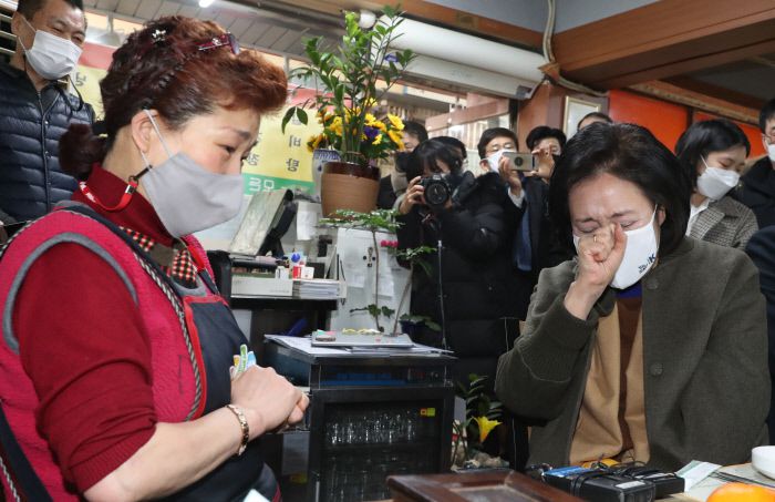 박영선 중소벤처기업부 장관이 1월 14일 서울시 노원구 공릉동 도깨비시장 한 식당에서 ‘소상공인 버팀목자금’ 집행상황에 관해 이야기를 듣던 중 밀린 임대료 얘기가 나오자 눈물을 흘리고 있다. / 연합뉴스