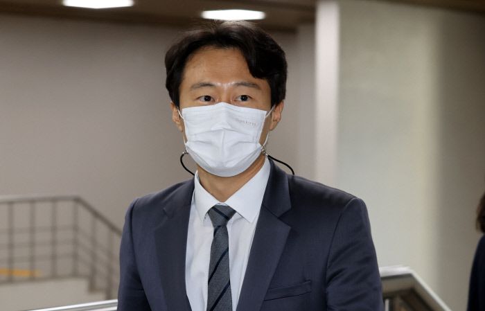 지난해 12월15일 이탄희 더불어민주당 의원이 서울 서초동 서울중앙지법에서 열리는 임종헌 전 법원행정처 차장의 재판에 증인으로 출석하고 있다. 연합뉴스