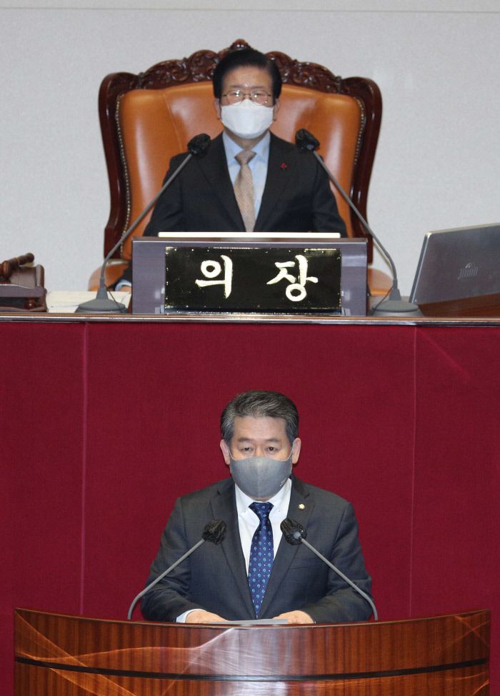 지난 8일 국회 정보위원장으로 선출된 뒤 당선 인사를 하는 김경협 의원. 연합뉴스