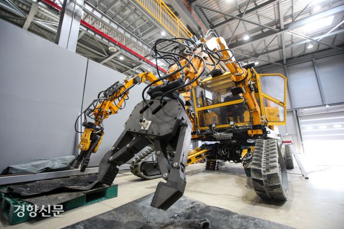 ‘재난대응 특수목적기계’에 달린 팔로 물체를 옮기는 모습. 최대 200㎏짜리 물건을 이동시키는 것이 가능하다. 한국생산기술연구원 제공