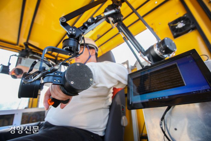 운전석에 달린 웨어러블 조종장치. 간편하고 직관적인 조종이 가능해 복잡한 교육이 필요하지 않다. 한국생산기술연구원 제공