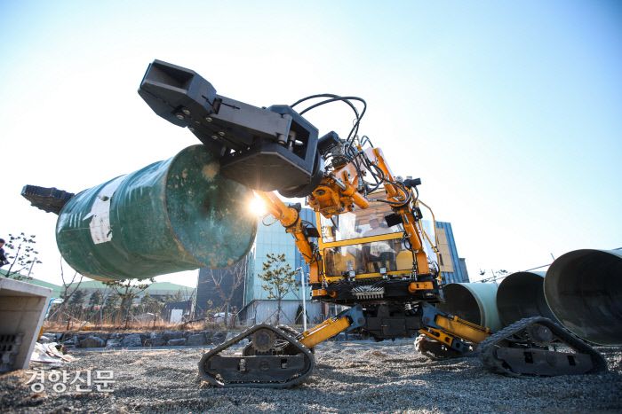 ‘재난대응 특수목적기계’의 양팔로 드럼통을 들어올리고 있다. 유압을 쓰는 로봇 양팔로 잔해와 같은 무거운 물체를 쉽게 옮기거나 부술 수 있다. 한국생산기술연구원 제공