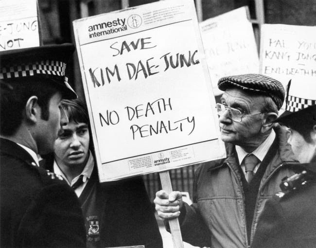 1980년 김대중 전 대통령이 사형선고를 받았다는 소식이 전해지자 국제앰네스티 영국지부 회원들이 런던의 한국대사관 앞에서 구명 시위를 벌이고 있다. 국제앰네스티 제공