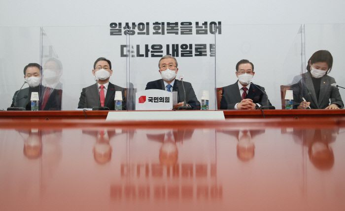 김종인 국민의힘 비상대책위원장이 25일 오전 서울 여의도 국회에서 열린 비상대책위원회의에서 발언하고 있다.  연합뉴스