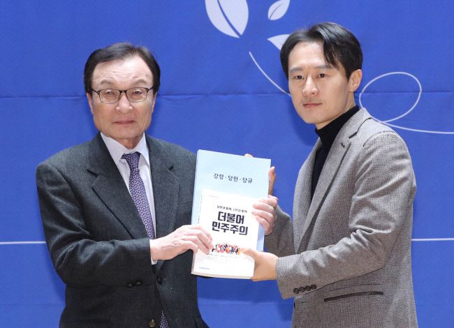 이해찬 더불어민주당 대표가 지난해 1월19일 서울 여의도 국회 의원회관 대회의실에서 민주당 10호 영입인재인 이탄희 전 판사(현 국회의원)에게 당원교과서를 전달하며 기념촬영을 하고 있다. 이 의원은 당시 사법농단 연루 법관 탄핵이 필요하다고 말했다. 연합뉴스