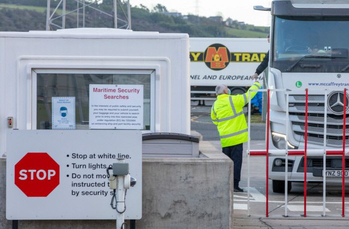 스코틀랜드의 화물 트럭이 지난 1일 북아일랜드의 라르네항에서 통관 절차를 밟고 있다. AFP연합뉴스