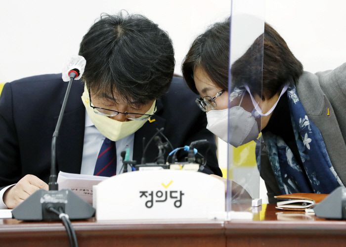 정의당 김윤기 당대표 직무대행과 박인숙 부대표가 26일 서울 여의도 국회에서 열린 전략협의회에서 대화하고 있다. /연합뉴스