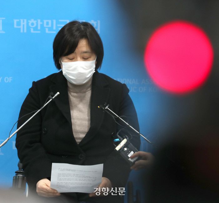 정의당 젠더인권본부를 맡고 있는 배복주 부대표가 지난 25일 국회 소통관에서 김종철 대표의 성추행 사건 관련 긴급기자회견을 하고 있다. /국회사진기자단