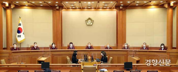 유남석 헌법재판소장과 헌법재판관들이 지난 28일 서울 재동 헌법재판소 대심판정에서 열린 고위공직자범죄수사처에 대해 청구된 헌법소원 심판 사건 선고를 위해 입장해 자리에 앉아있다. 사진공동취재단