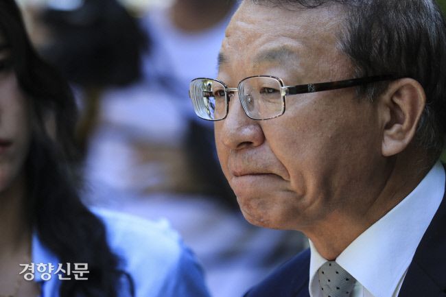 양승태 전 대법원장이 2018년 6월1일 경기도 성남시 자택 인근의 놀이터에서 사법농단 사건에 대한 입장을 밝히고 있다. 이준헌 기자