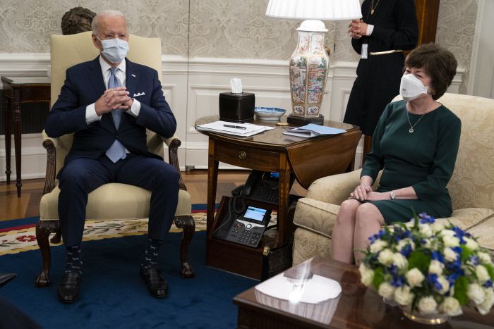 조 바이든 미국 대통령(왼쪽)이 1일(현지시간) 워싱턴 백악관에서 수전 콜린스 등 공화당  상원의원들과 만나 코로나19 추가 경기부양안에 대해 논의를 하고 있다. 워싱턴|AP연합뉴스