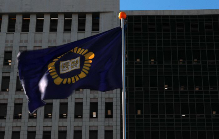 국회가 양승태 대법원장 시절 ‘사법농단’에 연루된 임성근 부산고법 부장판사에 대한 탄핵 소추안을 4일 찬성 179표, 반대 102표로 가결했다. 국회가 현직 법관에 대한 탄핵 소추를 의결한 것은 헌정 사상 초유의 일이다. 사진은 이날 오후 부산고등법원에 펄럭이는 법원 깃발 모습. 연합뉴스