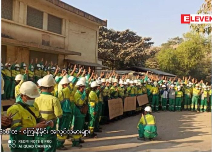 미얀마 매체 일레븐은 5일 구리 광산 노동자들이 ‘세 손가락 경례’ 포즈를 취하며 쿠데타에 항의했다고 보도했다. 일레븐 방송 화면 갈무리