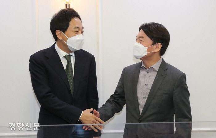 국민의당 안철수 대표와 무소속 금태섭 전 의원이 ‘제3지대’ 단일화 방식을 협상하기 위해 지난 2월 4일 오후 서울 여의도 국회 의원회관에서 만났다. /국회사진기자단