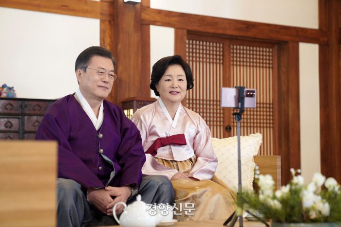 문재인 대통령과 김정숙 여사가 청와대 상춘재에서 설 명절을 맞아 영상을 통해 국민께 새해 인사를 전하고 있다. 2021.2.12 /청와대 제공