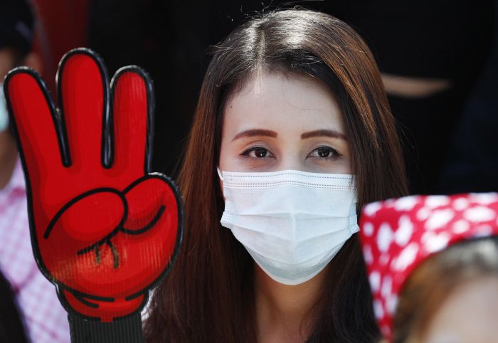 지난 11 일 미얀마 양곤에 있는 중국 대사관 앞에서 시위 참가자들이 군사 쿠데타에 반대하는 시위를 하고 있다.  /EPA연합뉴스