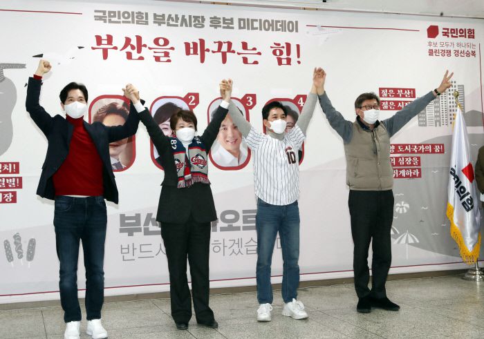 지난 2월 7일 오후 부산 수영구 국민의힘 부산시당에 모인 국민의힘 부산시장 보궐선거 본경선 진출자. 왼쪽부터 박성훈, 이언주, 박민식, 박형준 후보. 연합뉴스