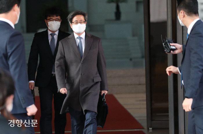 무거운 퇴근 김명수 대법원장이 19일 임성근 부산고법 부장판사를 둘러싼 각종 논란에 대해 법원 내부망에 사과문을 올린 후 퇴근하기 위해 서울 서초구 대법원을 나서고 있다. 김기남 기자