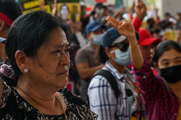 미얀마 양곤에서 20일(현지시간) 한 여성이 쿠데타 반대 시위에 참가해 눈물을 흘리고 있다. AFP연합뉴스