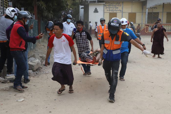 미얀마 만달레이에서 20일(현지시간) 군사 쿠데타 반대 시위를 벌인 한 시민이 부상을 입고 이송되고 있다. AFP연합뉴스