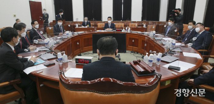 박지원 국가정보원장이 22일 오후 서울 여의도 국회에서 열린 정보위원회 전체회의를 준비하고 있다./국회사진기자단