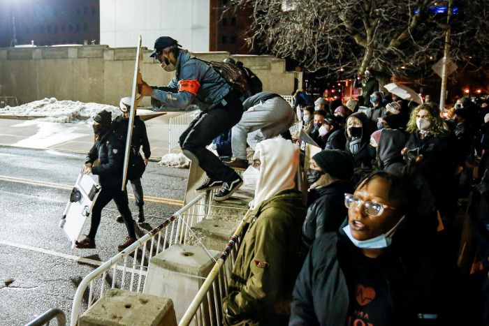 뉴욕주 대배심이 지난해 사망한 흑인남성 다니엘 프루드의 죽음과 관련된 경찰관을 단 한 명도 기소하지 않기로 결정한 23일, 대배심의 결정에 항의하는 시위대가 뉴욕주 로체스터 관공서 주변에 설치된 바리케이드를 뛰어넘고 있다. 로체스터|로이터연합뉴스