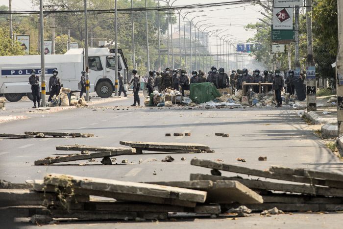 폭동진압 경찰병력이 지난 28일 미얀마 제2도시 만달레이에서 시위대가 설치한 장애물을 사이에 두고 시위대와 마주보고 있다. 만달레이|UPI연합뉴스