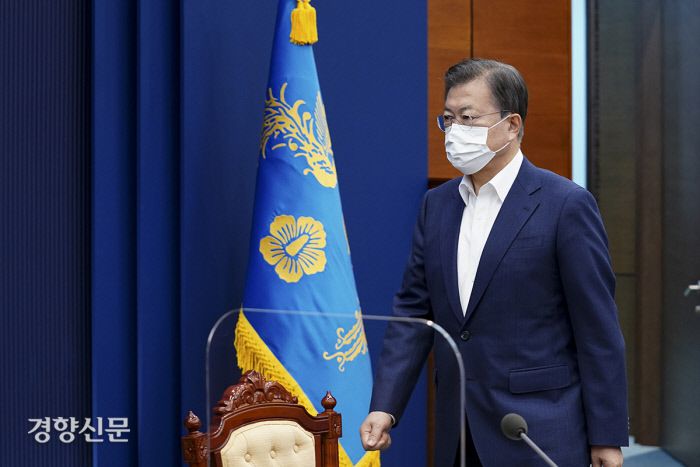 문재인 대통령이 지난 2일 청와대에서 국무회의를 주재하기 위해 회의장에 들어서고 있다. 청와대 제공