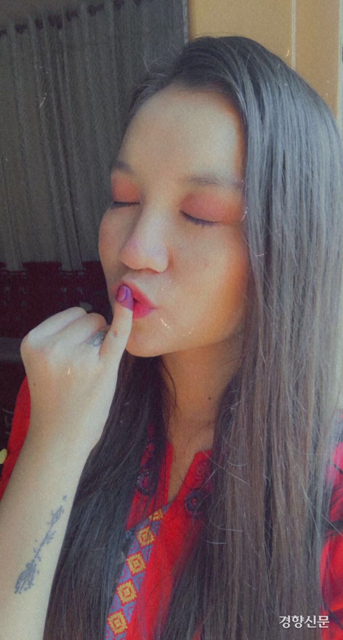 미얀마 총선이 있던 지난해 11월8일, 쩨 신은 생애 처음으로 투표권을 행사하고 자신의 페이스북에 투표 인증 사진을 올렸다. 쩨 신 페이스북 캡처