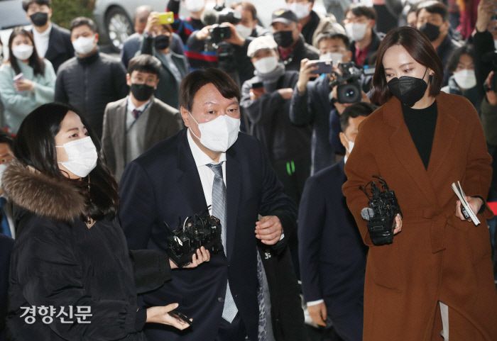 윤석열 검찰총장이 지난 3일 오후 기자들의 질문을 받으며 대구고검 청사에 들어가고 있다. 권도현 기자 lightroad@kyunghyang.com